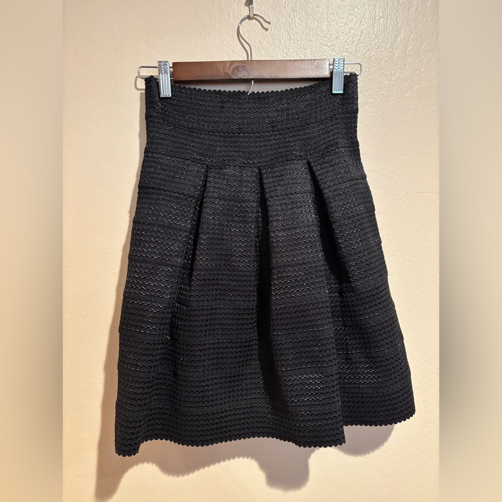 Ann Taylor Black Textured A-Line Pleated Mini Skirt, size 00, Elastic Waist - Picture 3 of 7